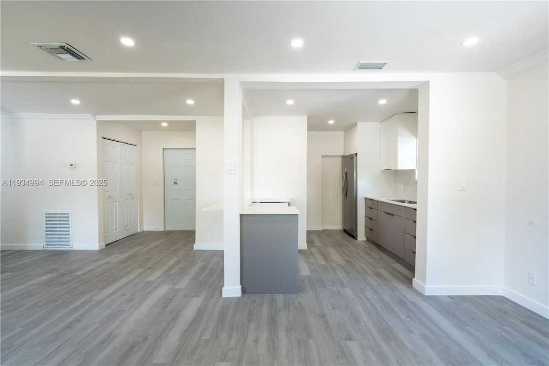 出租: $2,950 (3 贝兹, 2 浴室, 988 平方英尺)