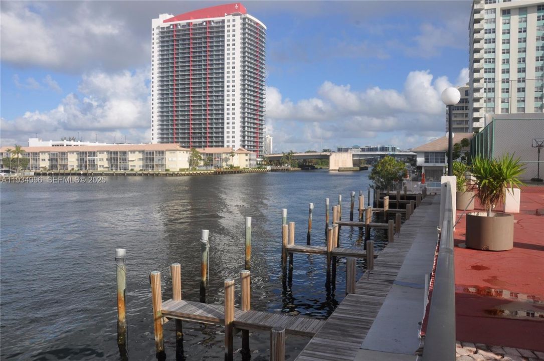 For Rent: $2,150 (1 beds, 2 baths, 1217 Square Feet)