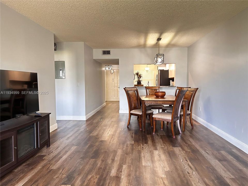 DINING/LIVING ROOM COMBO