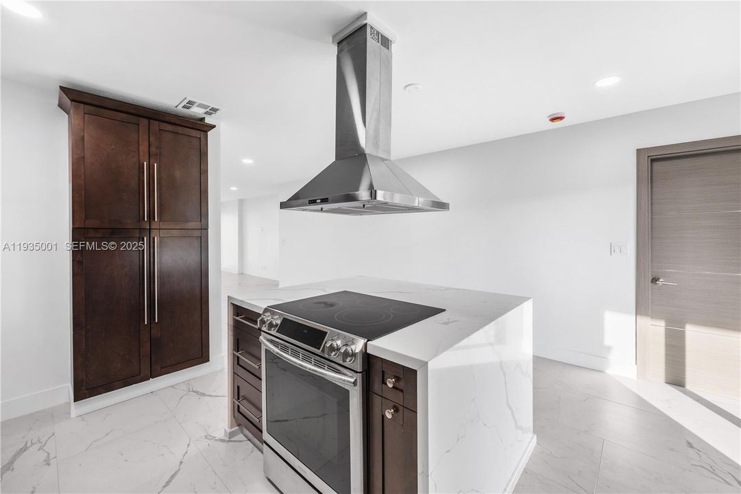 For Rent: $5,900 (4 beds, 2 baths, 1659 Square Feet)