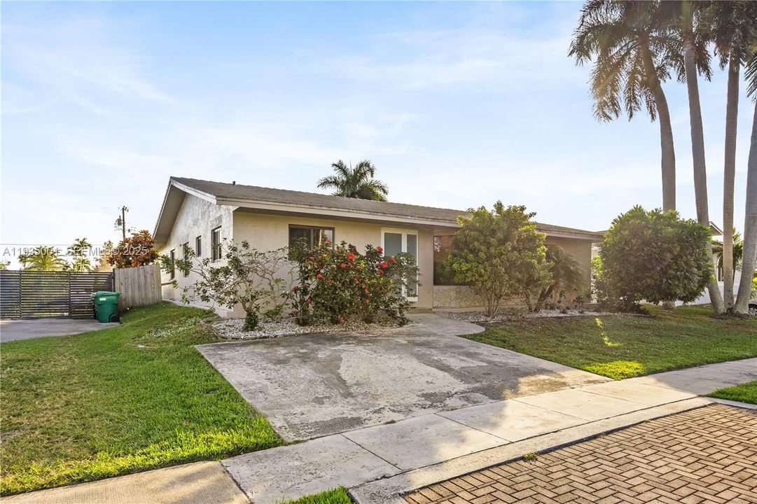 For Rent: $5,900 (4 beds, 2 baths, 1659 Square Feet)