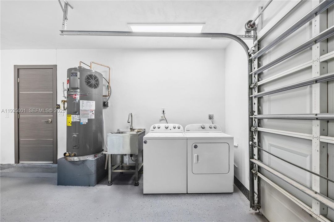 For Rent: $5,900 (4 beds, 2 baths, 1659 Square Feet)