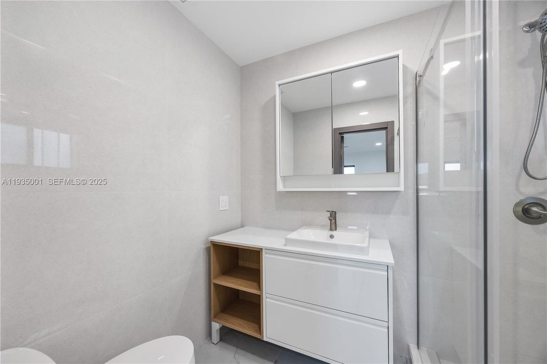 For Rent: $5,900 (4 beds, 2 baths, 1659 Square Feet)