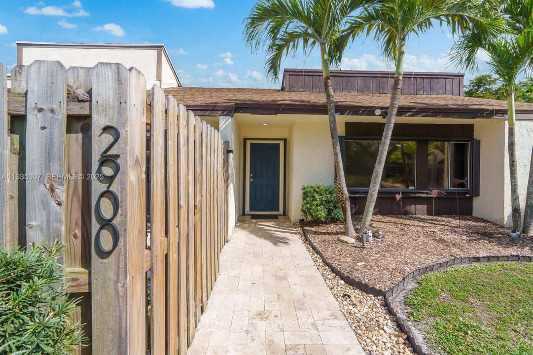 For Sale: $499,500 (3 beds, 2 baths, 1390 Square Feet)