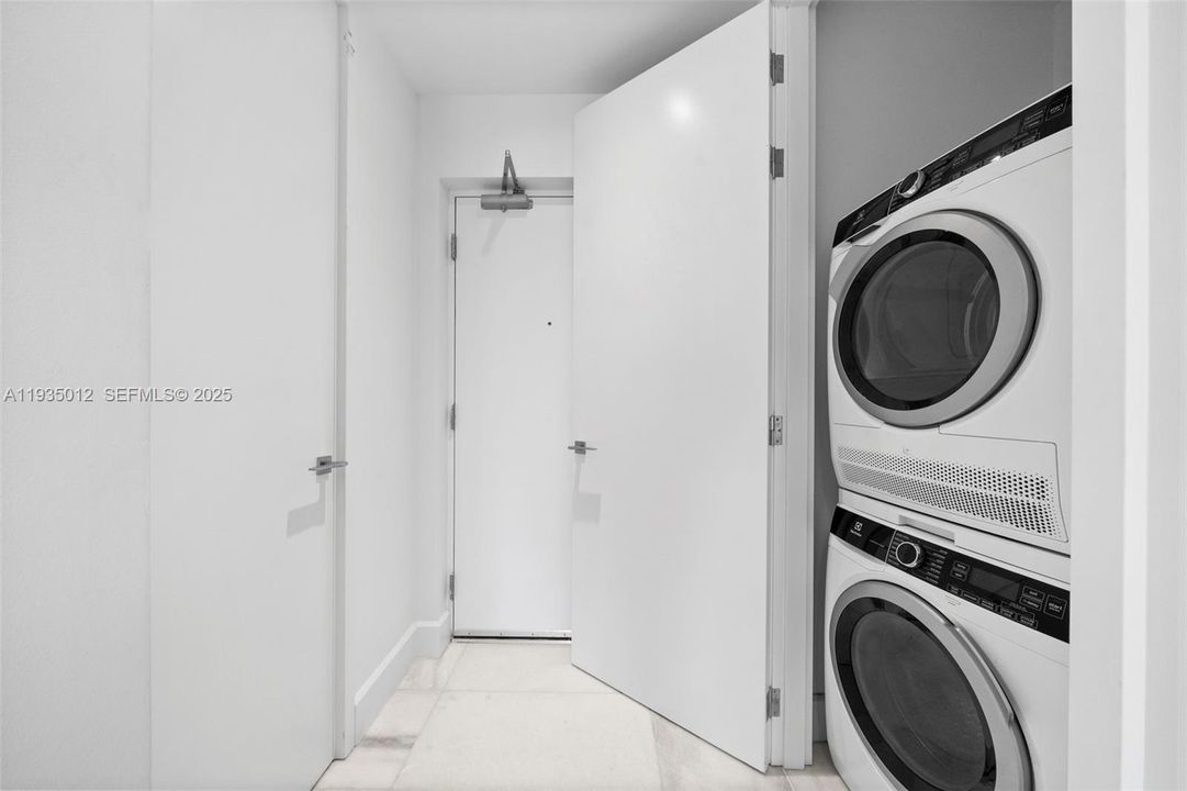 На продажу: $1,299,000 (2 спален, 2 ванн, 1134 Квадратных фут)