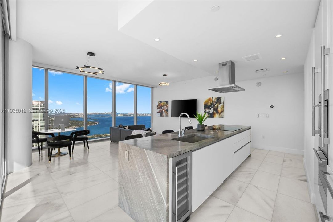 На продажу: $1,299,000 (2 спален, 2 ванн, 1134 Квадратных фут)