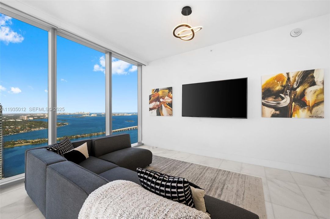 На продажу: $1,299,000 (2 спален, 2 ванн, 1134 Квадратных фут)