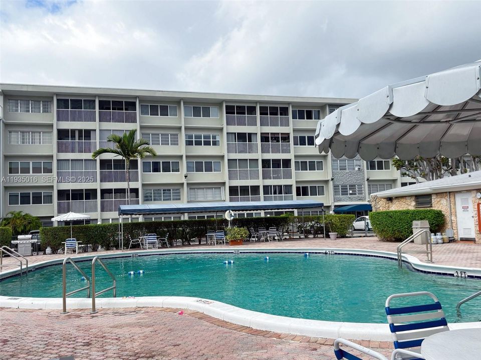 For Sale: $145,000 (1 beds, 1 baths, 770 Square Feet)