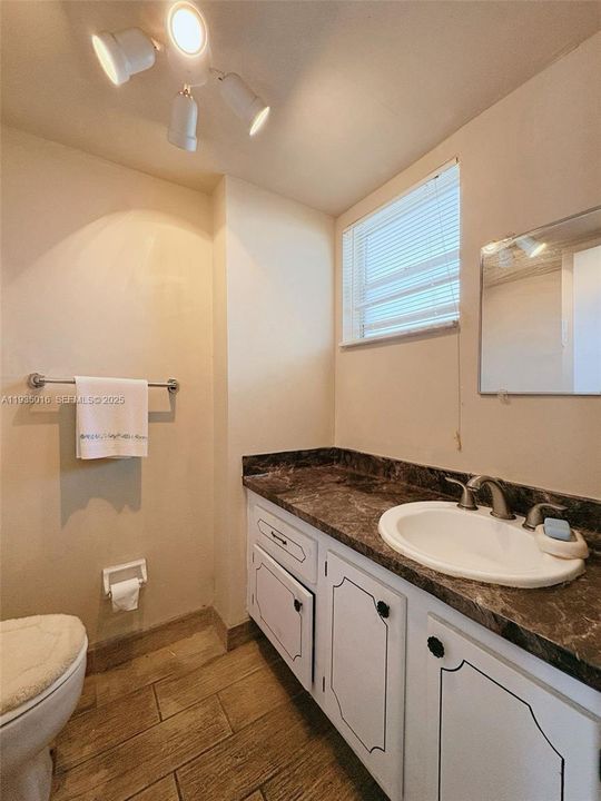 For Sale: $145,000 (1 beds, 1 baths, 770 Square Feet)