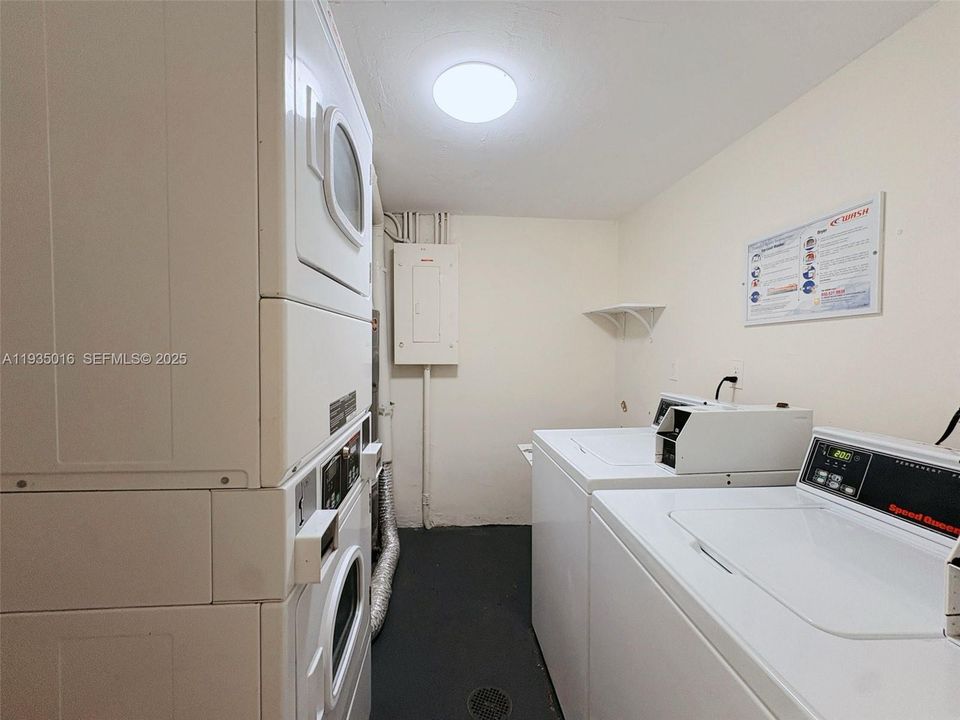 For Sale: $145,000 (1 beds, 1 baths, 770 Square Feet)