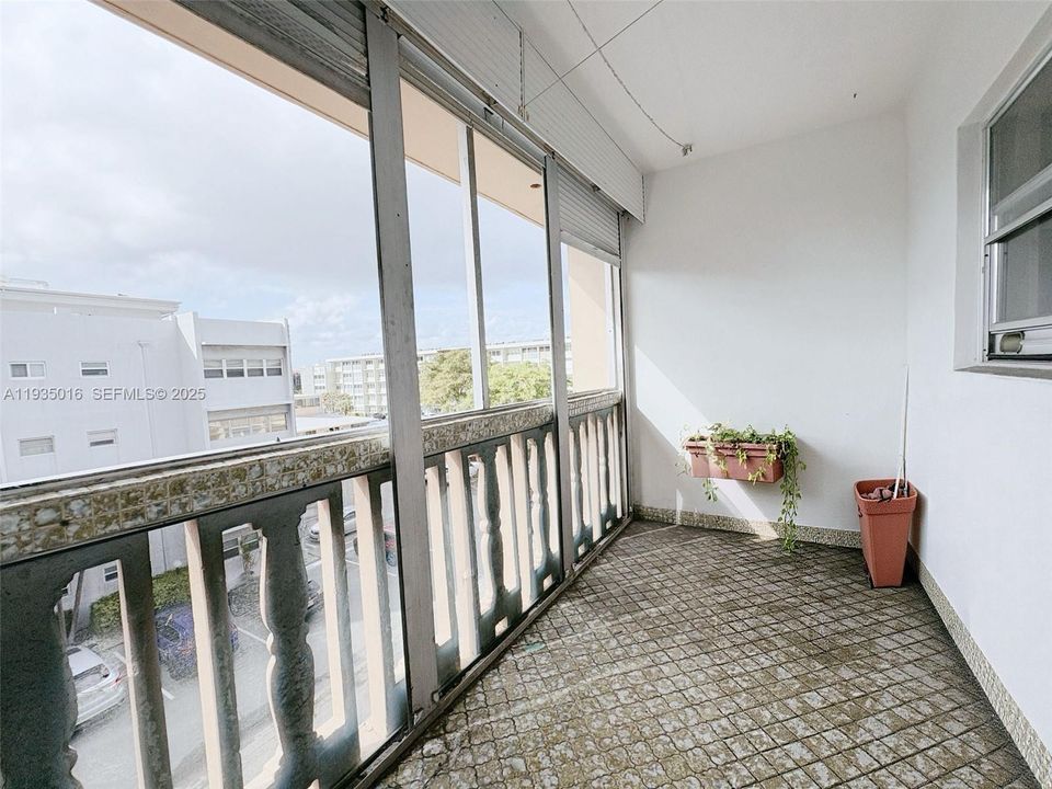 For Sale: $145,000 (1 beds, 1 baths, 770 Square Feet)