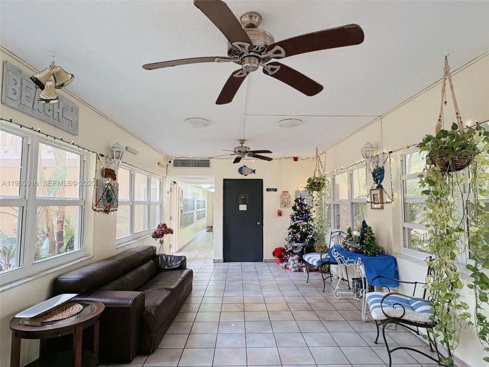 For Sale: $145,000 (1 beds, 1 baths, 770 Square Feet)