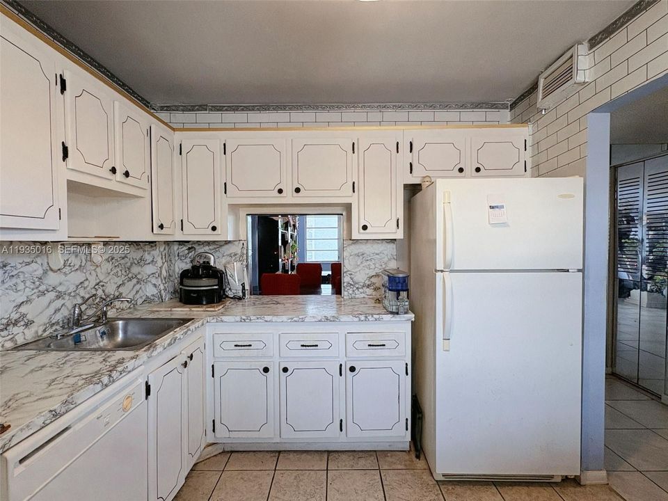 For Sale: $145,000 (1 beds, 1 baths, 770 Square Feet)