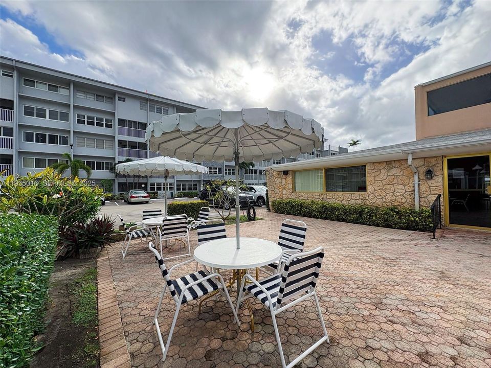 For Sale: $145,000 (1 beds, 1 baths, 770 Square Feet)