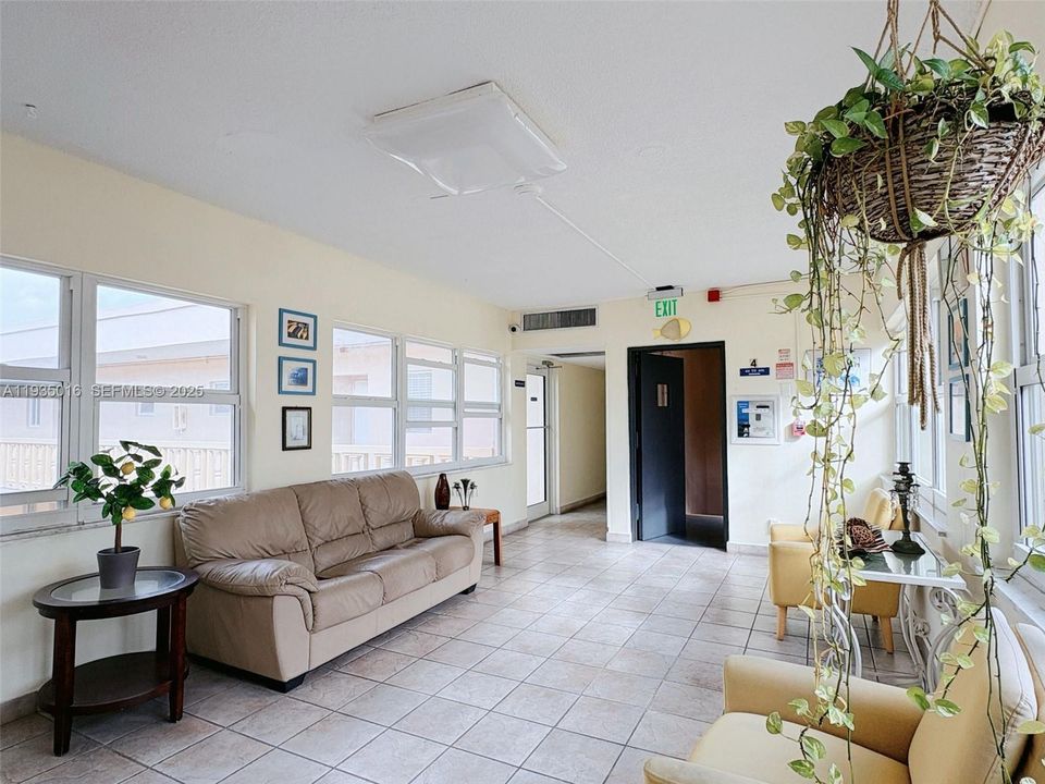 For Sale: $145,000 (1 beds, 1 baths, 770 Square Feet)