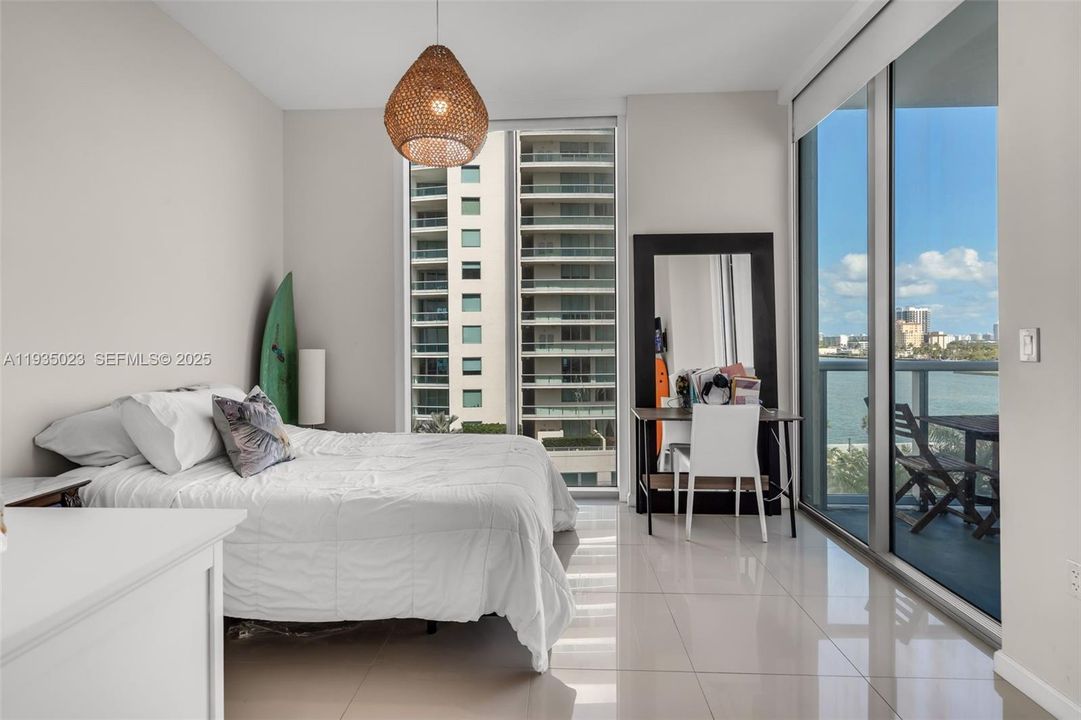 En Venta: $895,000 (3 camas, 3 baños, 1358 Pies cuadrados)