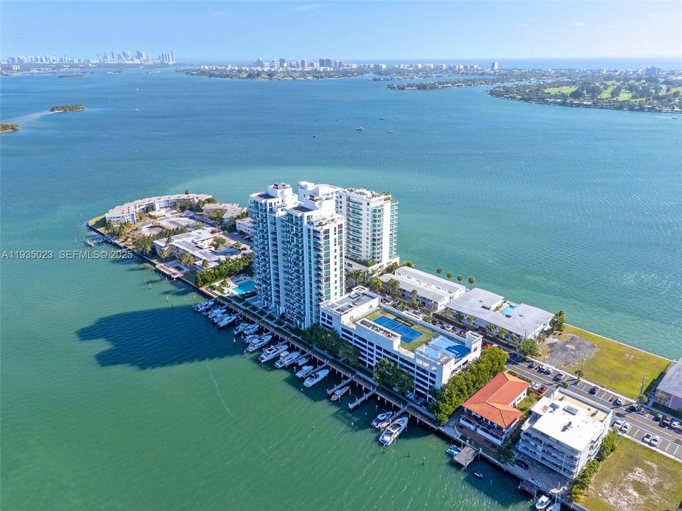 En Venta: $895,000 (3 camas, 3 baños, 1358 Pies cuadrados)