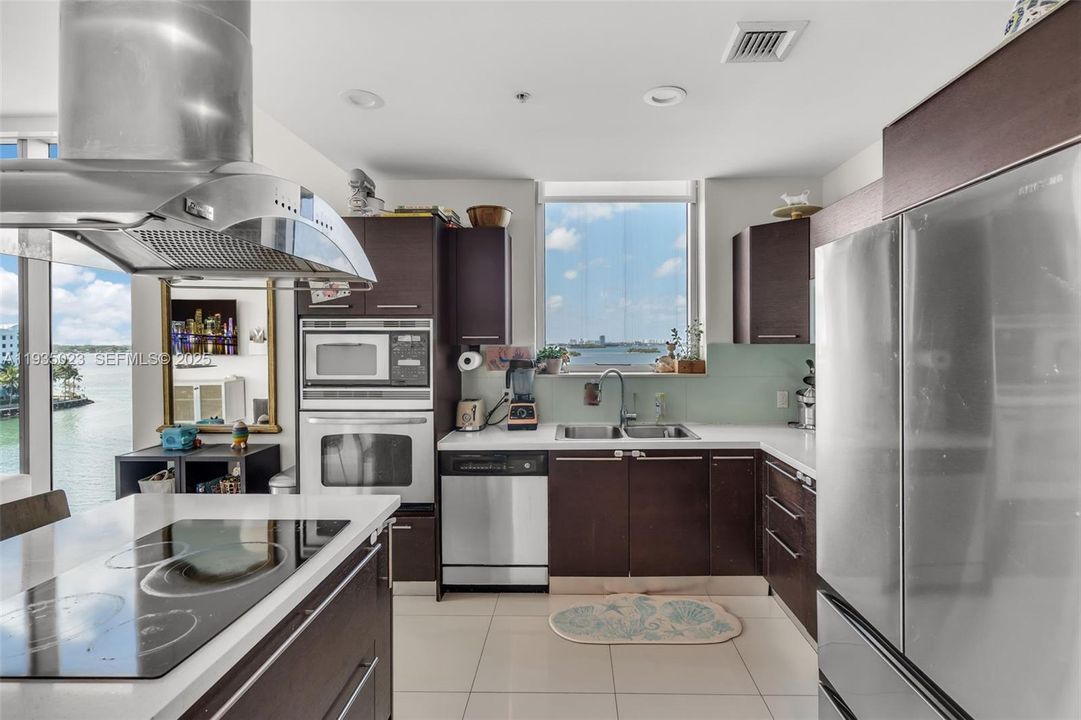 En Venta: $895,000 (3 camas, 3 baños, 1358 Pies cuadrados)