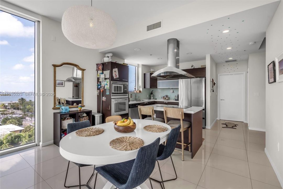 En Venta: $895,000 (3 camas, 3 baños, 1358 Pies cuadrados)