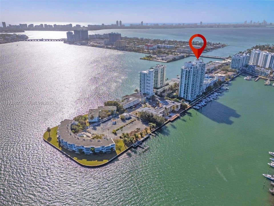 En Venta: $895,000 (3 camas, 3 baños, 1358 Pies cuadrados)