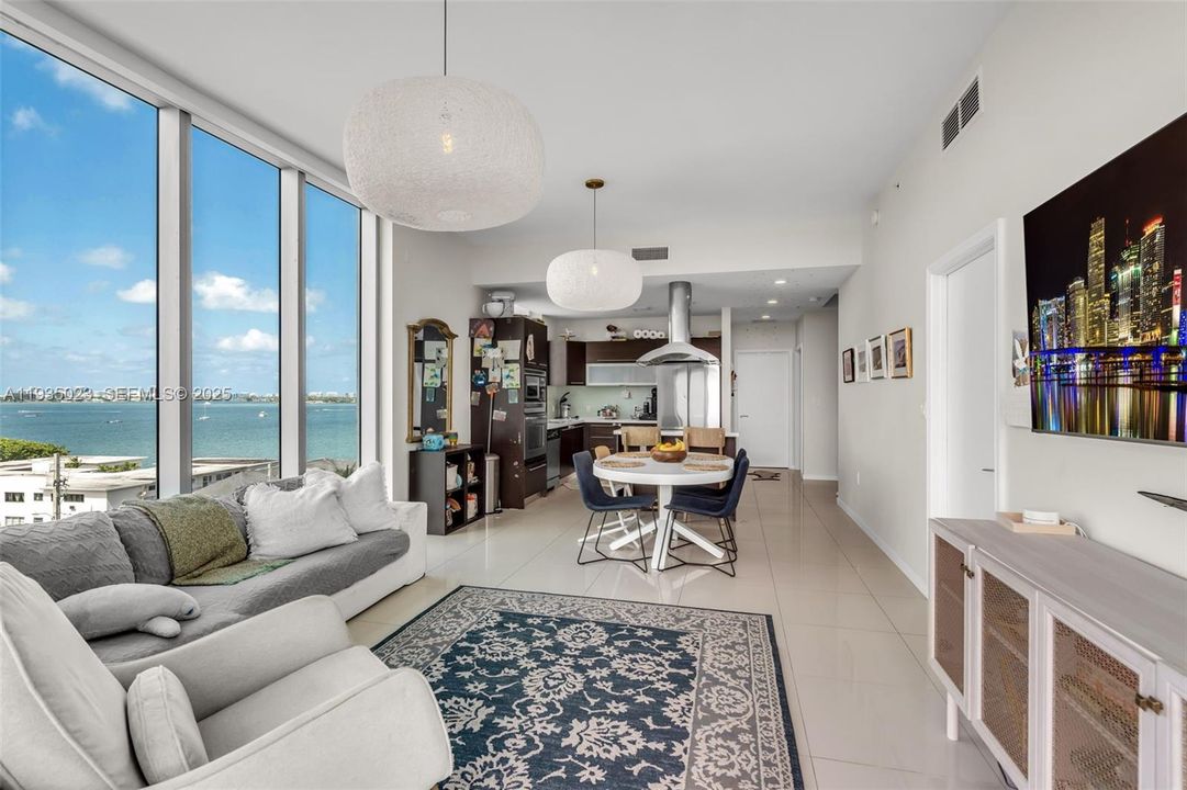 En Venta: $895,000 (3 camas, 3 baños, 1358 Pies cuadrados)