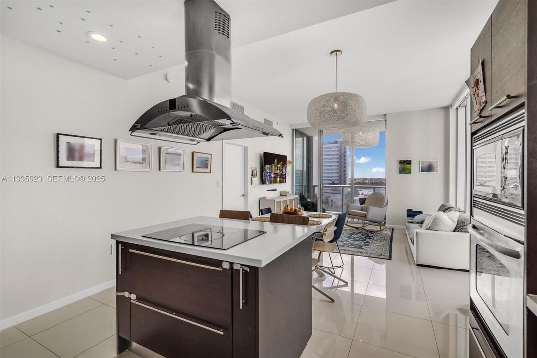 En Venta: $895,000 (3 camas, 3 baños, 1358 Pies cuadrados)