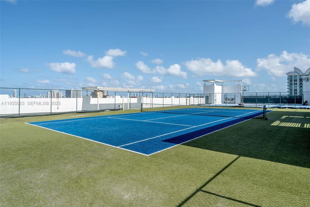 En Venta: $895,000 (3 camas, 3 baños, 1358 Pies cuadrados)