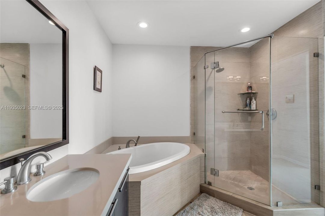 En Venta: $895,000 (3 camas, 3 baños, 1358 Pies cuadrados)