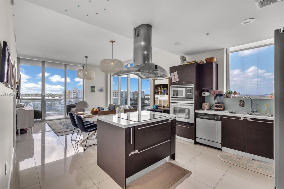 En Venta: $895,000 (3 camas, 3 baños, 1358 Pies cuadrados)