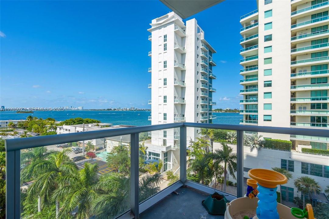 En Venta: $895,000 (3 camas, 3 baños, 1358 Pies cuadrados)