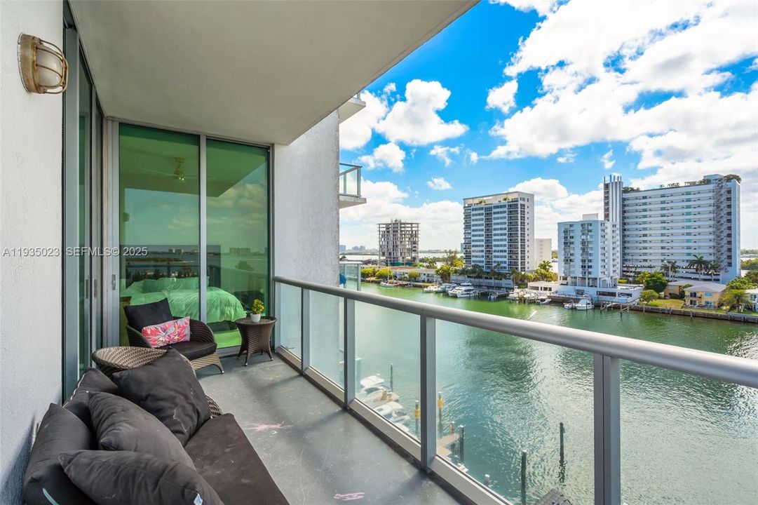 En Venta: $895,000 (3 camas, 3 baños, 1358 Pies cuadrados)