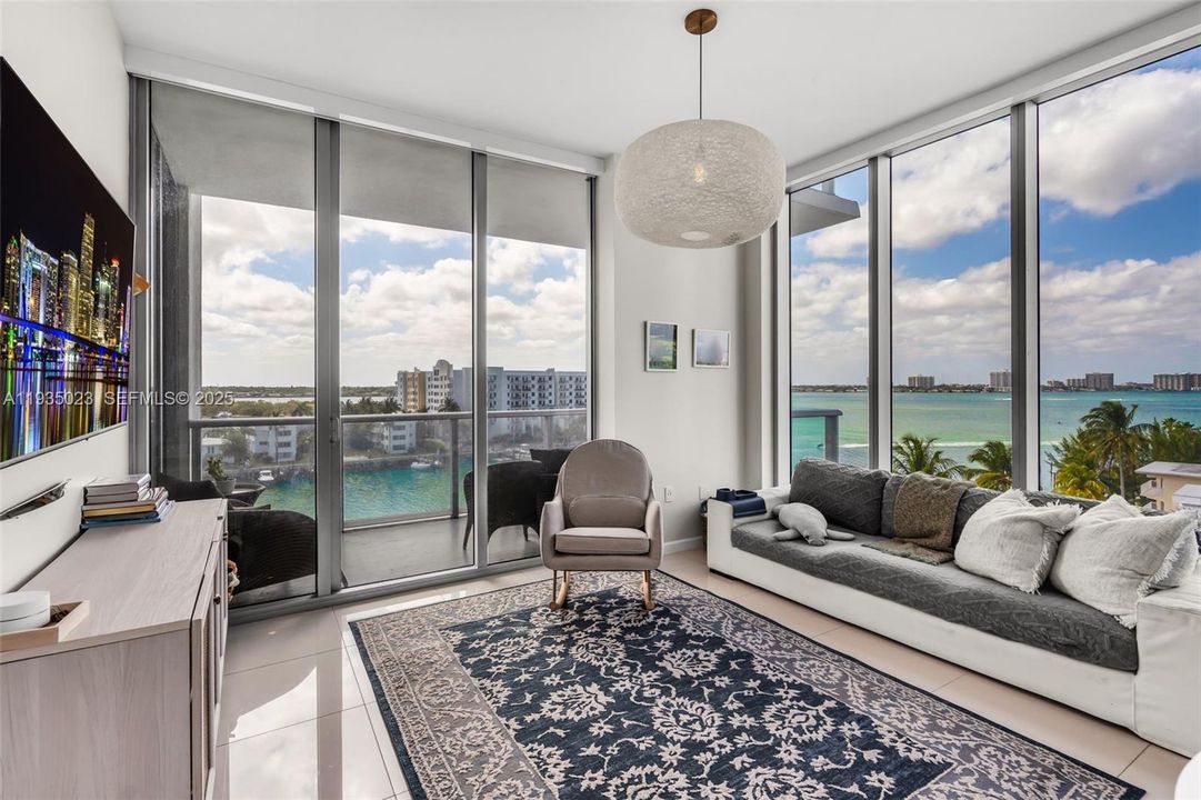 En Venta: $895,000 (3 camas, 3 baños, 1358 Pies cuadrados)