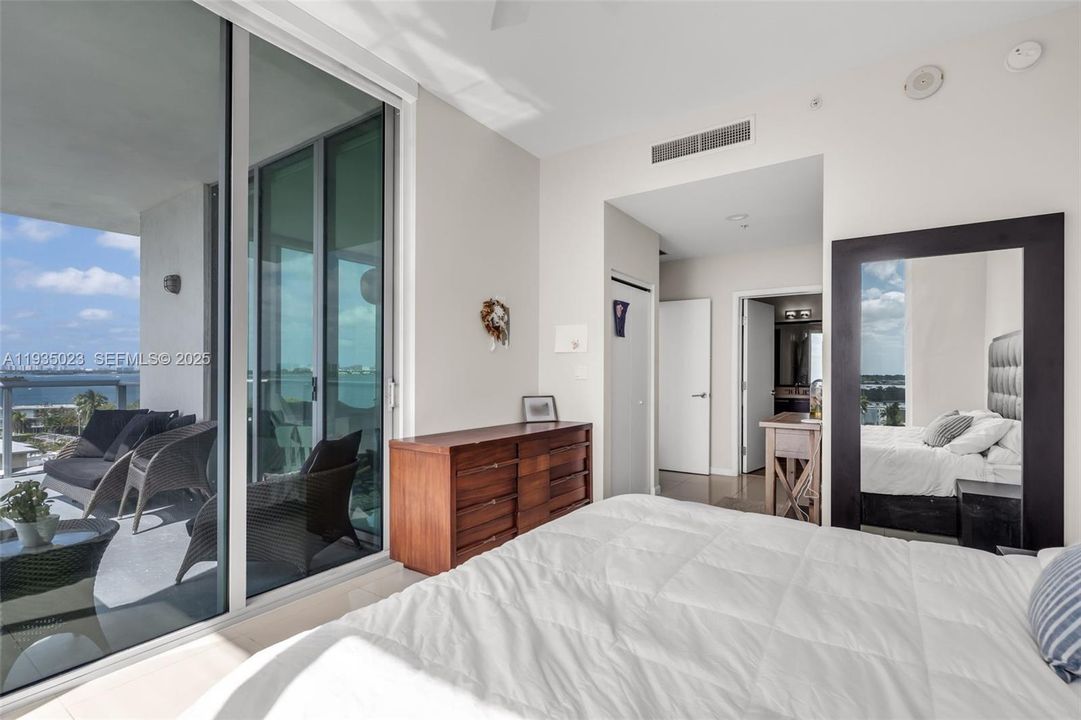 En Venta: $895,000 (3 camas, 3 baños, 1358 Pies cuadrados)