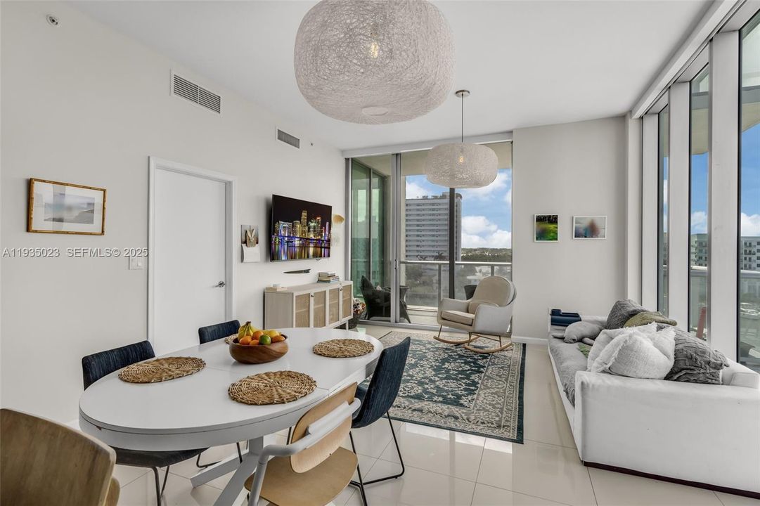 En Venta: $895,000 (3 camas, 3 baños, 1358 Pies cuadrados)