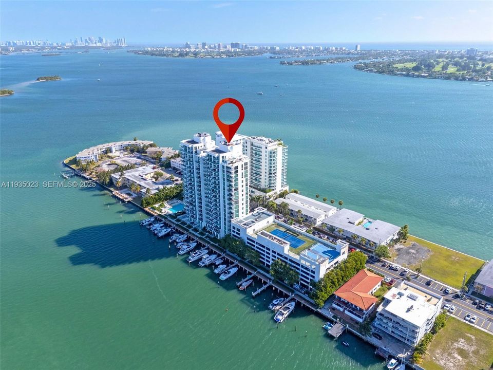 En Venta: $895,000 (3 camas, 3 baños, 1358 Pies cuadrados)