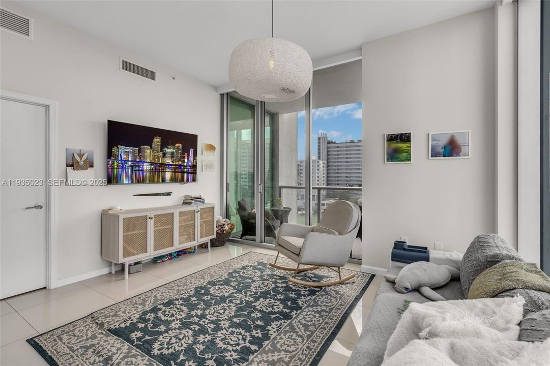 En Venta: $895,000 (3 camas, 3 baños, 1358 Pies cuadrados)