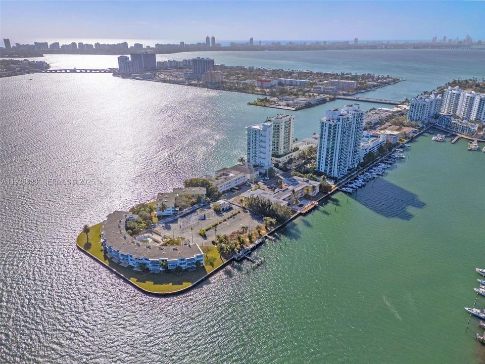 En Venta: $895,000 (3 camas, 3 baños, 1358 Pies cuadrados)