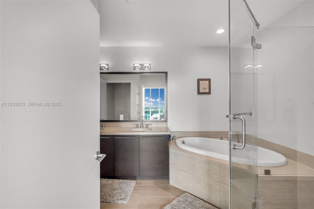 En Venta: $895,000 (3 camas, 3 baños, 1358 Pies cuadrados)