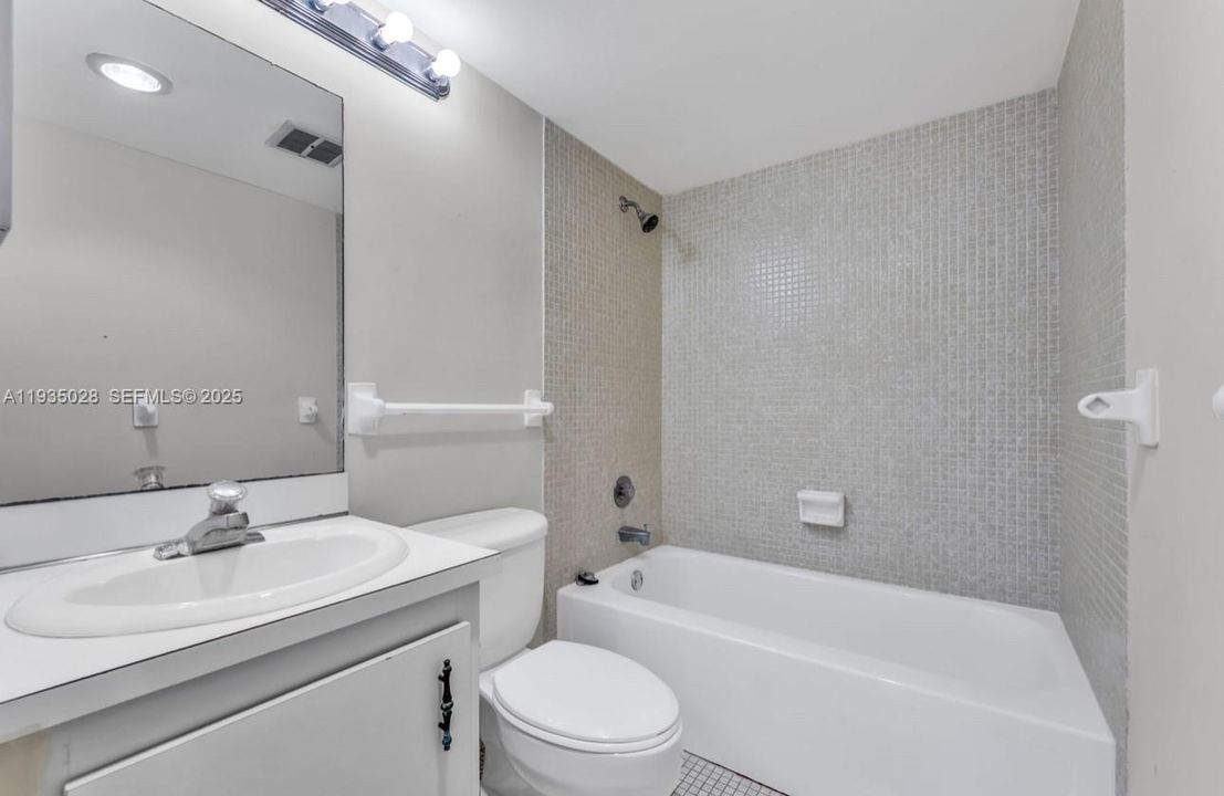 For Rent: $1,700 (2 beds, 2 baths, 972 Square Feet)