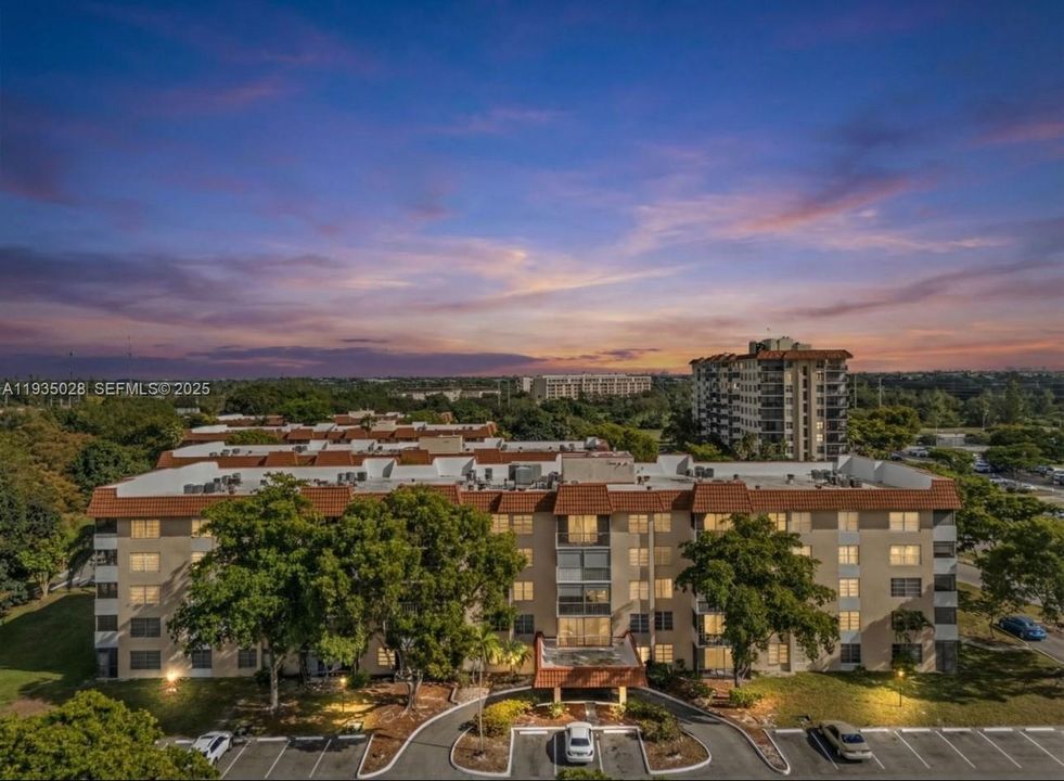 For Rent: $1,700 (2 beds, 2 baths, 972 Square Feet)