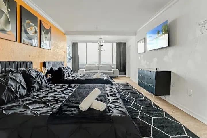 For Sale: $745,000 (2 beds, 2 baths, 1100 Square Feet)