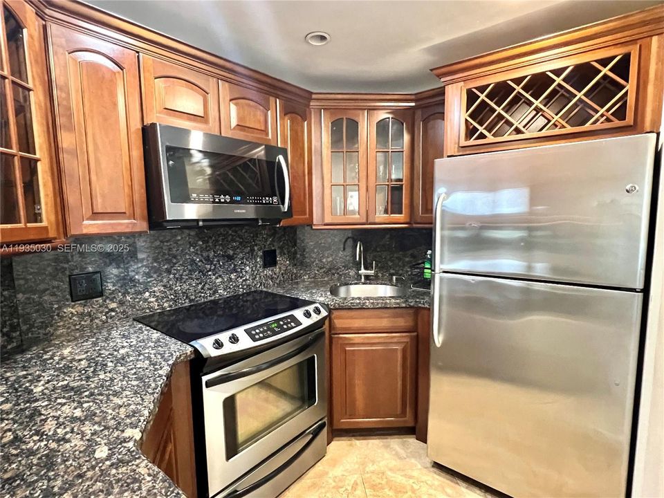 For Sale: $745,000 (2 beds, 2 baths, 1100 Square Feet)