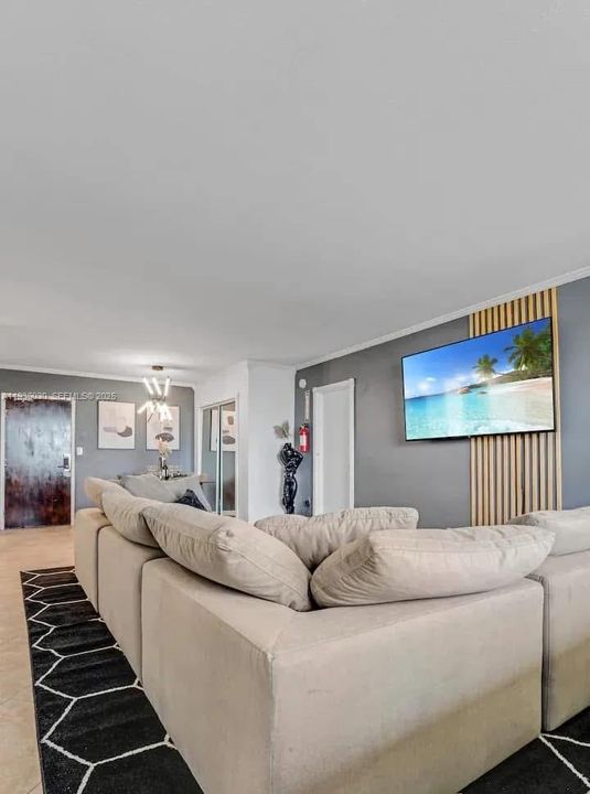 For Sale: $745,000 (2 beds, 2 baths, 1100 Square Feet)