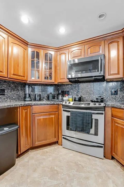 For Sale: $745,000 (2 beds, 2 baths, 1100 Square Feet)