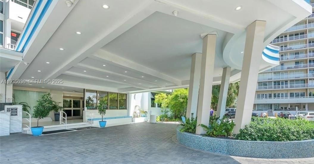 For Sale: $745,000 (2 beds, 2 baths, 1100 Square Feet)