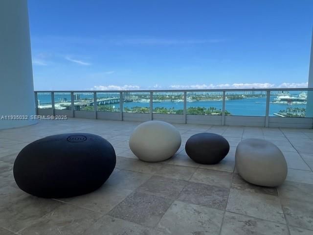 For Rent: $4,500 (1 beds, 2 baths, 929 Square Feet)