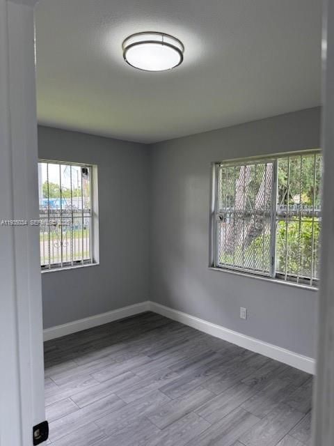 出租: $2,520 (2 贝兹, 1 浴室, 2400 平方英尺)