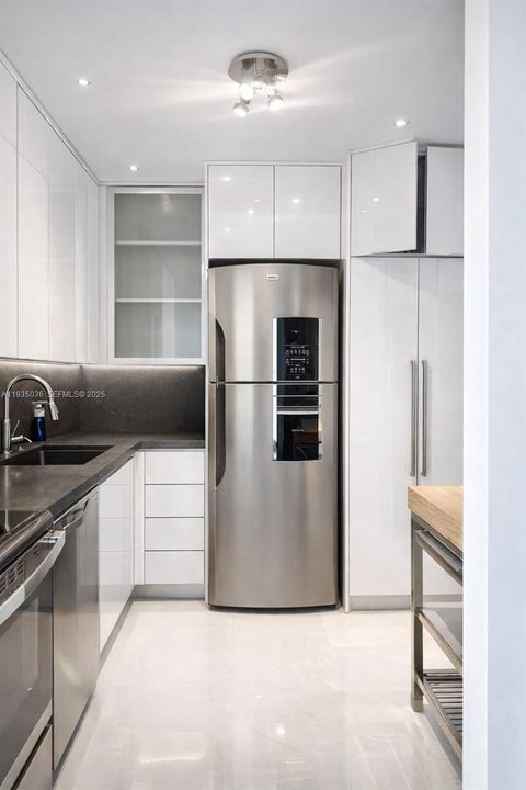 For Sale: $370,000 (2 beds, 2 baths, 1054 Square Feet)