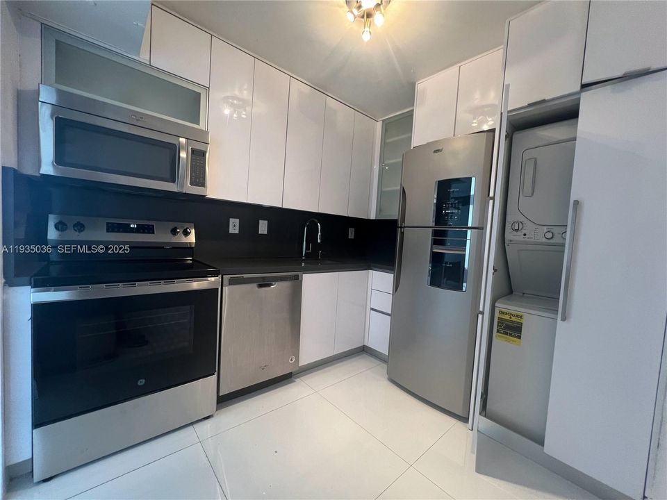 For Sale: $370,000 (2 beds, 2 baths, 1054 Square Feet)