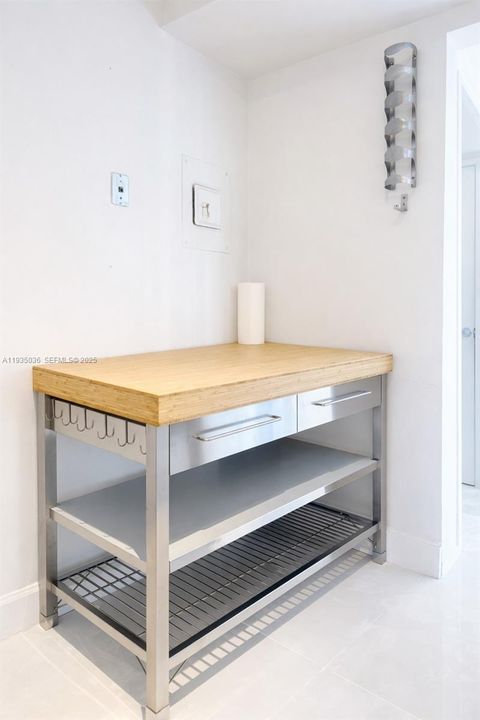 For Sale: $370,000 (2 beds, 2 baths, 1054 Square Feet)